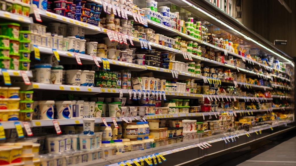 La estantería de un supermercado repleta de productos.