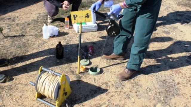 Análisis de la Guardia Civil de la tierra y las aguas contaminadas por la planta industrial.