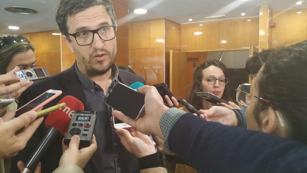 Alberto Lema de Marea Atlántica, antes de la reunión con el equipo del PSOE