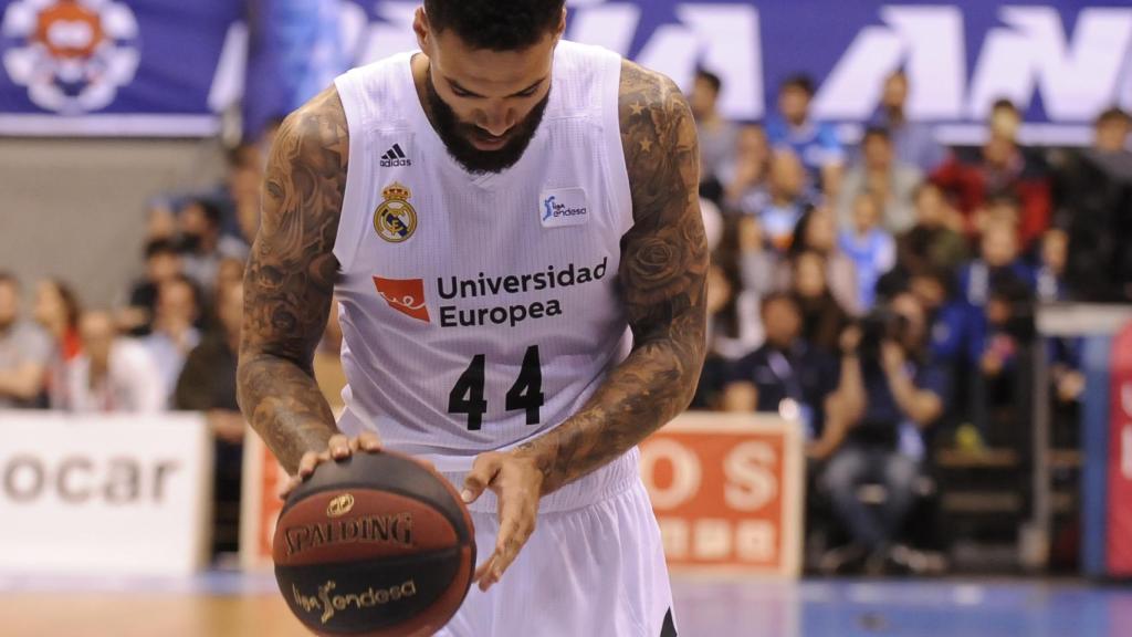 Jeff Taylor antes de lanzar un tiro libre