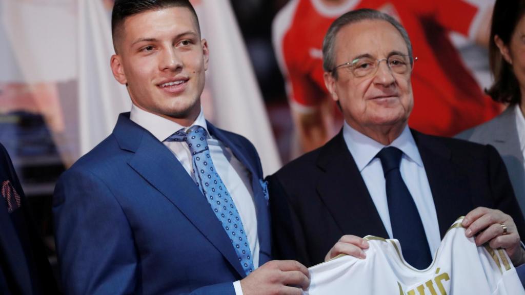 Luka Jovic posa junto a Florentino Pérez con la camiseta del Real Madrid