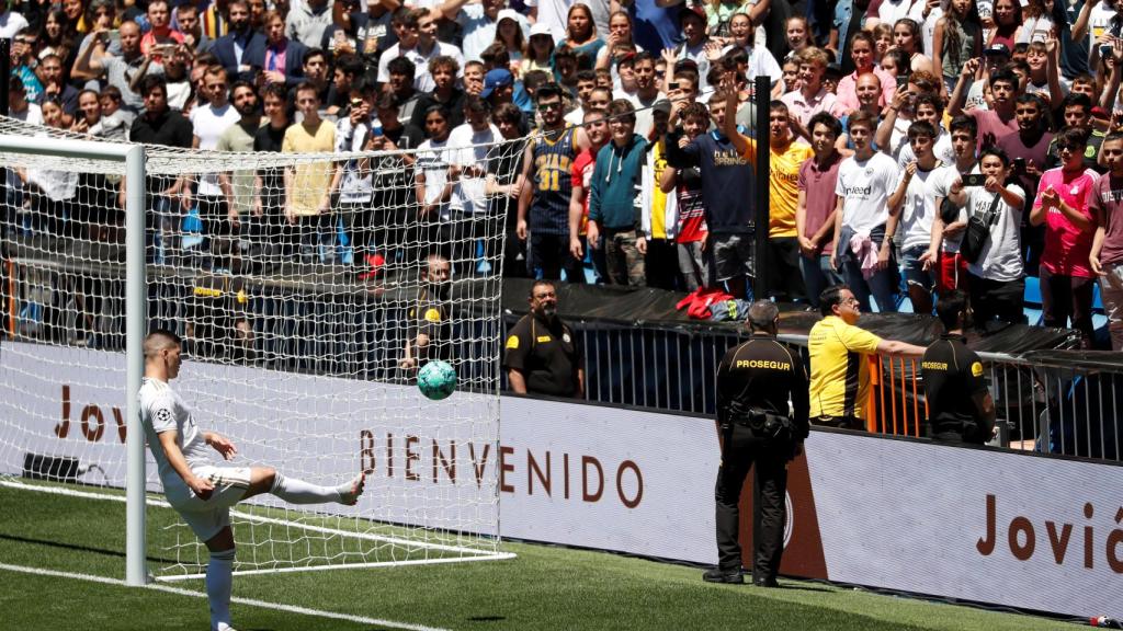 Luka Jovic lanza balones a la grada durante su presentación