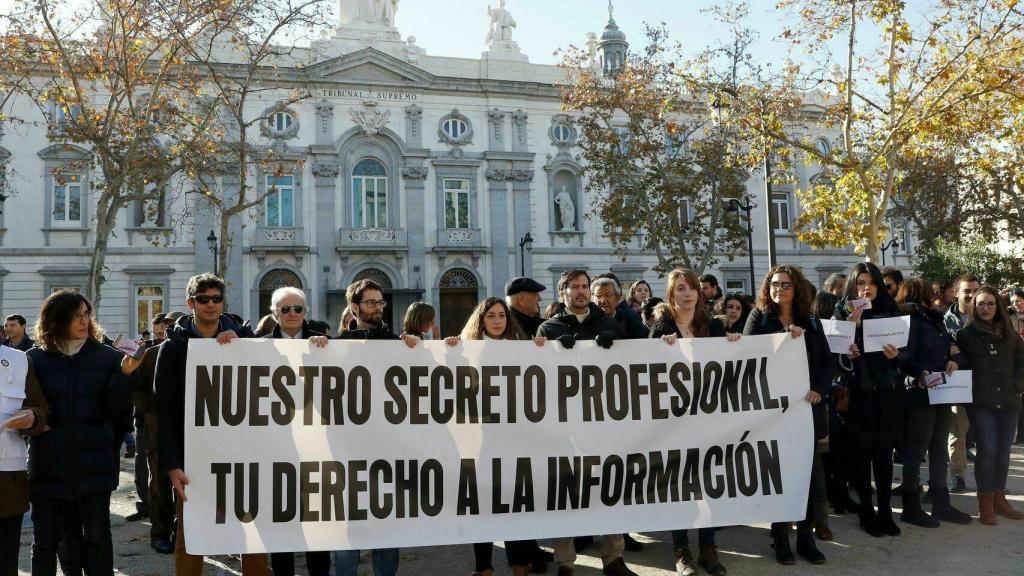 Concentración de periodistas contra la decisión del juez Florit frente al Tribunal Supremo.