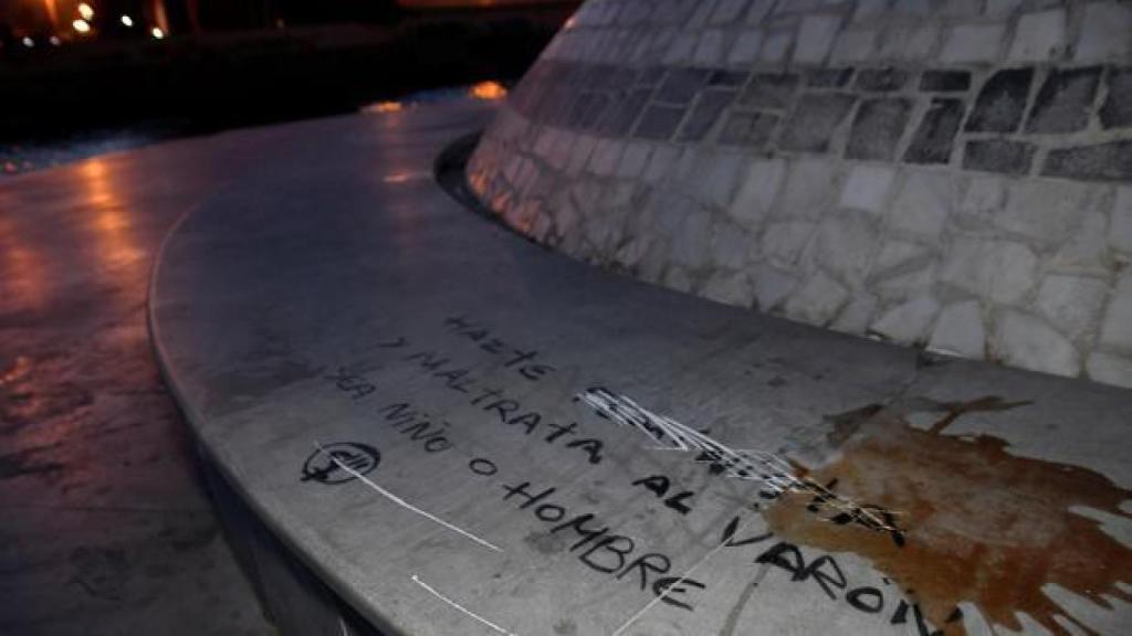 El cetáceo ha aparecido con unas pintadas donde se podía leer: Hazte feminista y maltrata al varón, sea niño o hombre. Foto: EFE.