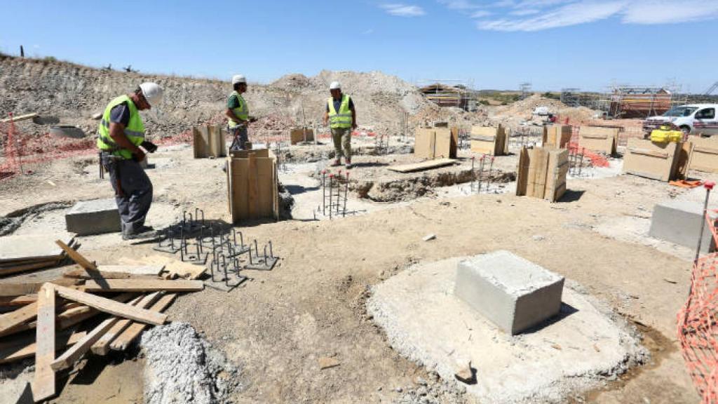 Varios trabajadores en las obras de Puy du Fou en Toledo. Imagen de archivo.
