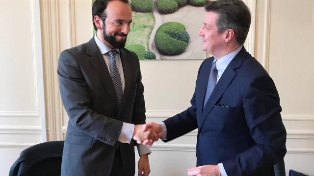 Guillermo Moya (Aqualia) y François Bonargent (SPI) durante la firma.