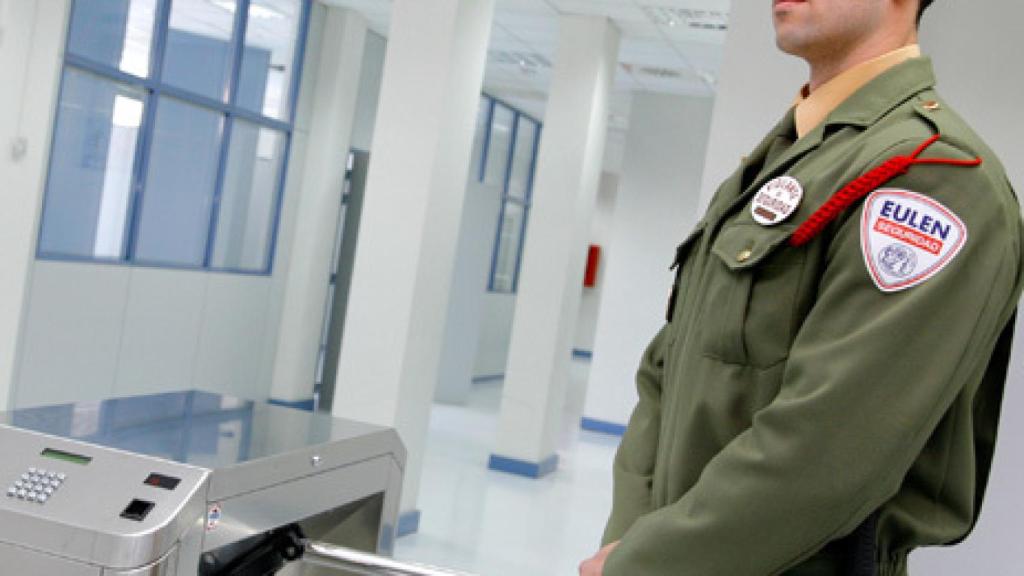 Una persona de seguridad del Grupo Eulen
