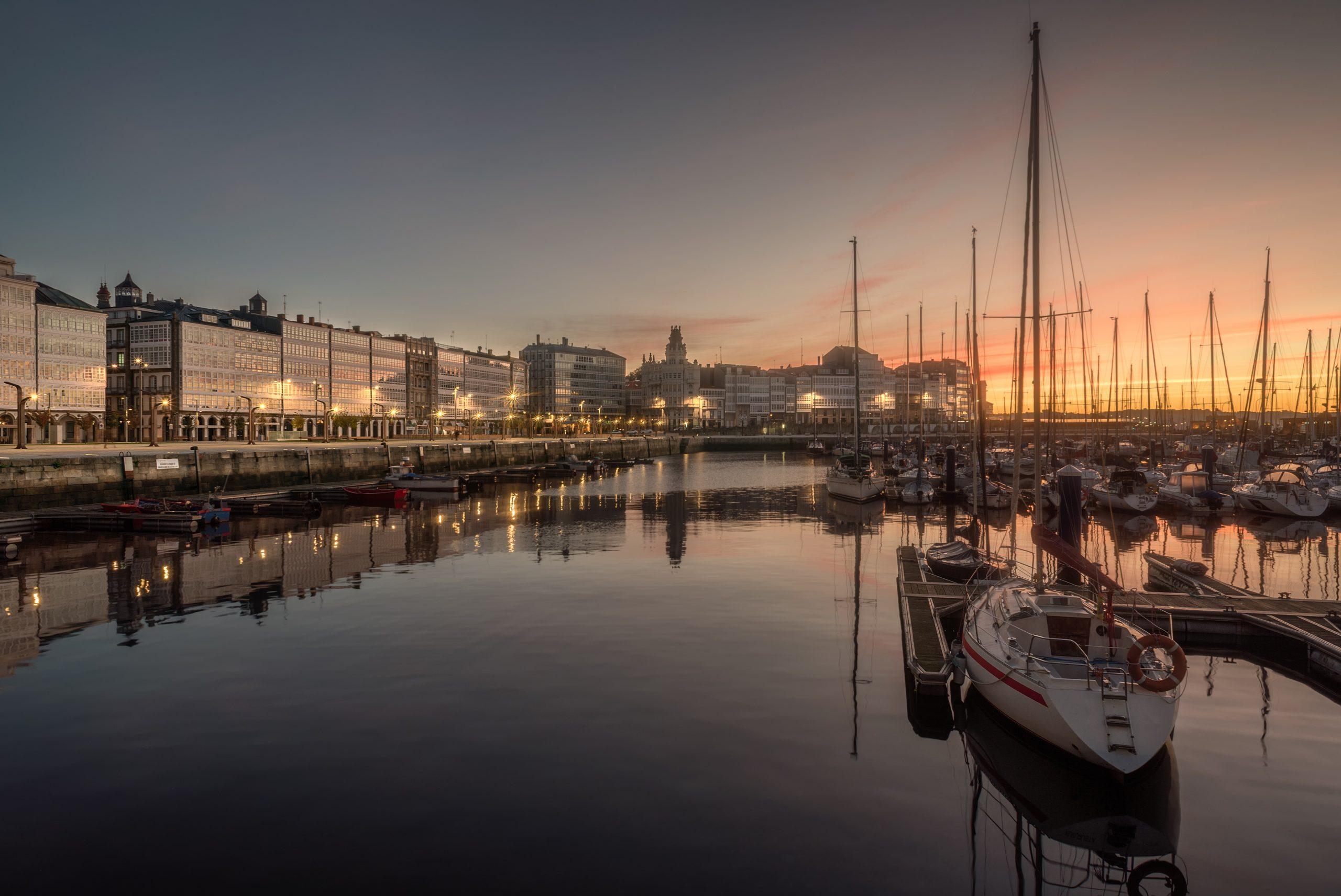 Vista del puerto con las galerías de la Marina al fondo