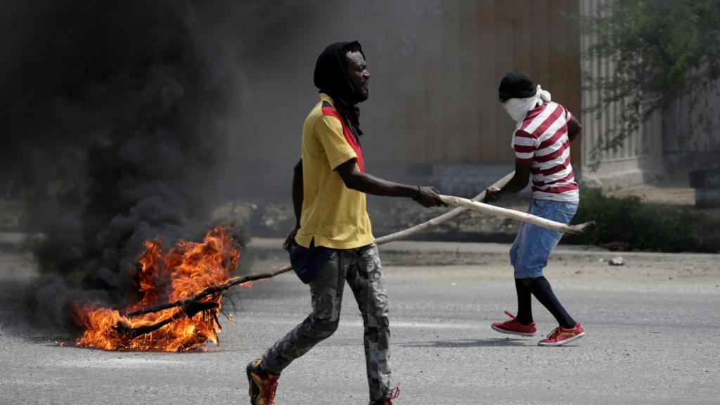 Varios manifestantes montan una barricada