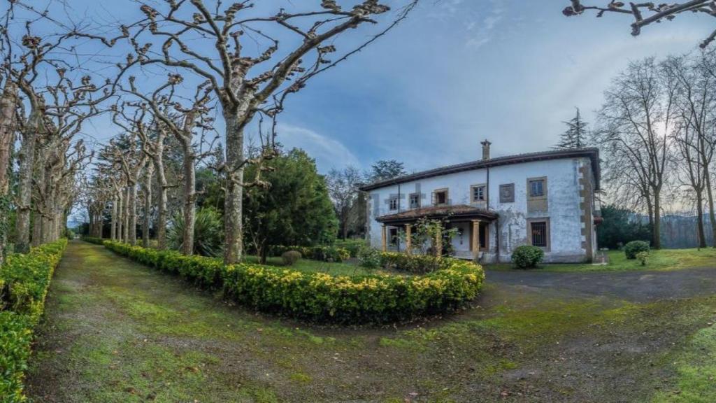 La familia Franco ha rebajado el precio de venta de su chalet asturiano hasta los 2,9 millones de euros.