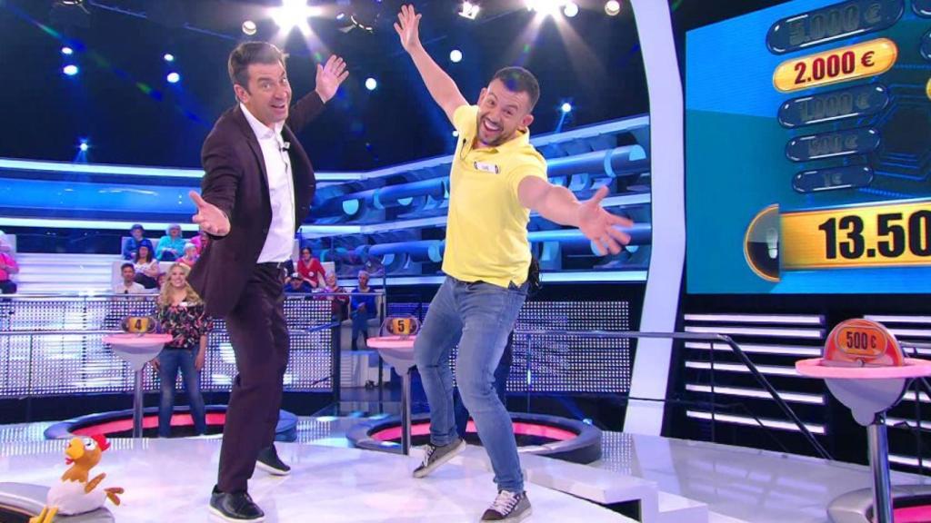 Arturo Valls y un concursante en 'Ahora Caigo'