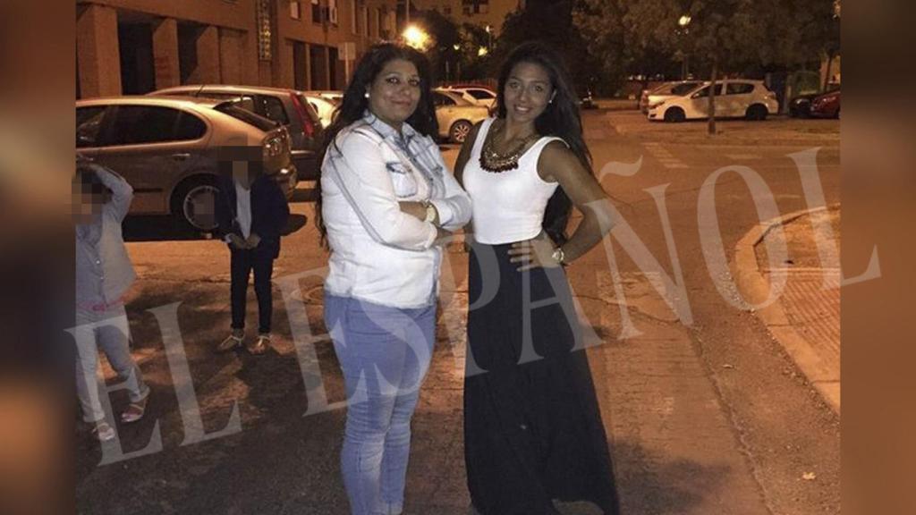 Cele Fernández, la mujer de Juanín, a la izquierda, junto a su hermana Montse.