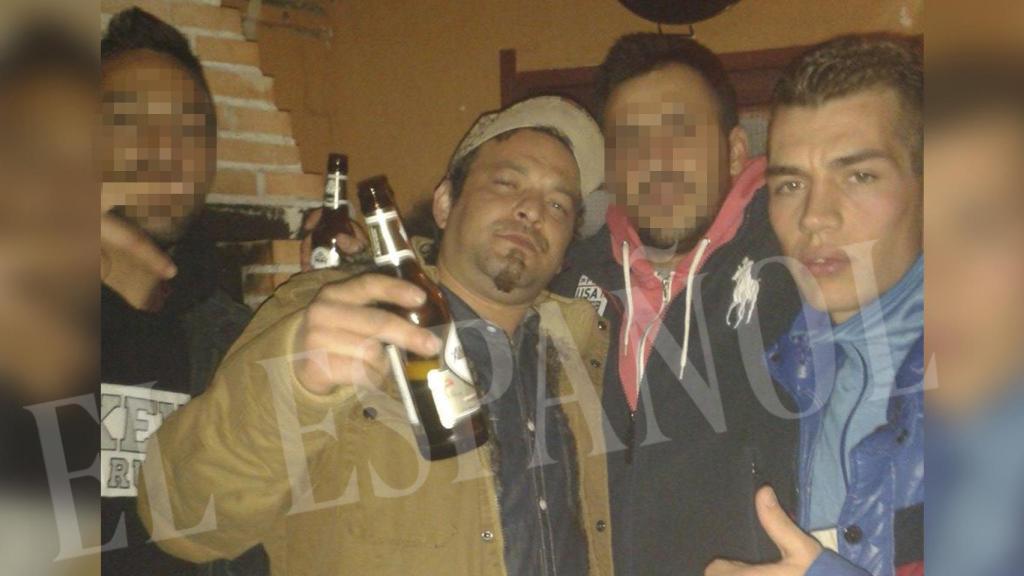 Juan Mendoza (segundo por la izquierda) junto a Adrián (a la derecha), el esposo de Montse, a la que mató.