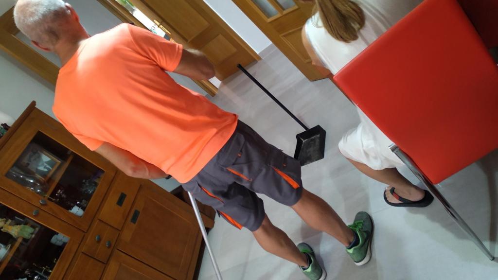 Sebastián, el marido de Lola, se dejó sus dos empleos para cuidarla y ahora asume las tareas de la casa.