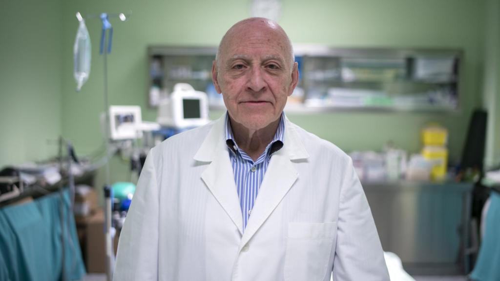 Máximo García Padrós, jefe de cirugía de Las Ventas, en el quirófano de la plaza.