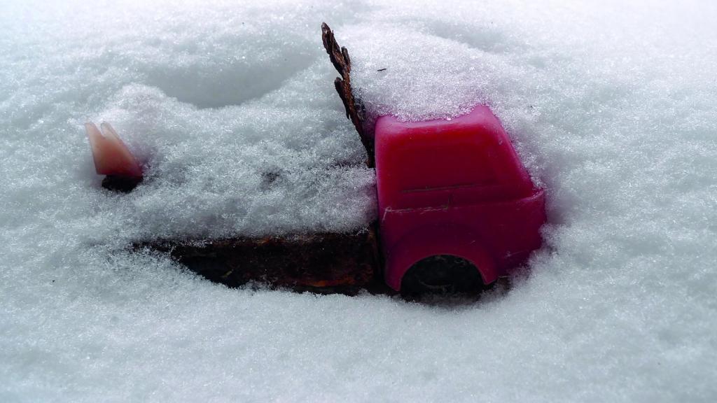 Un juguete infantil enterrado en la nieve en Prypiat