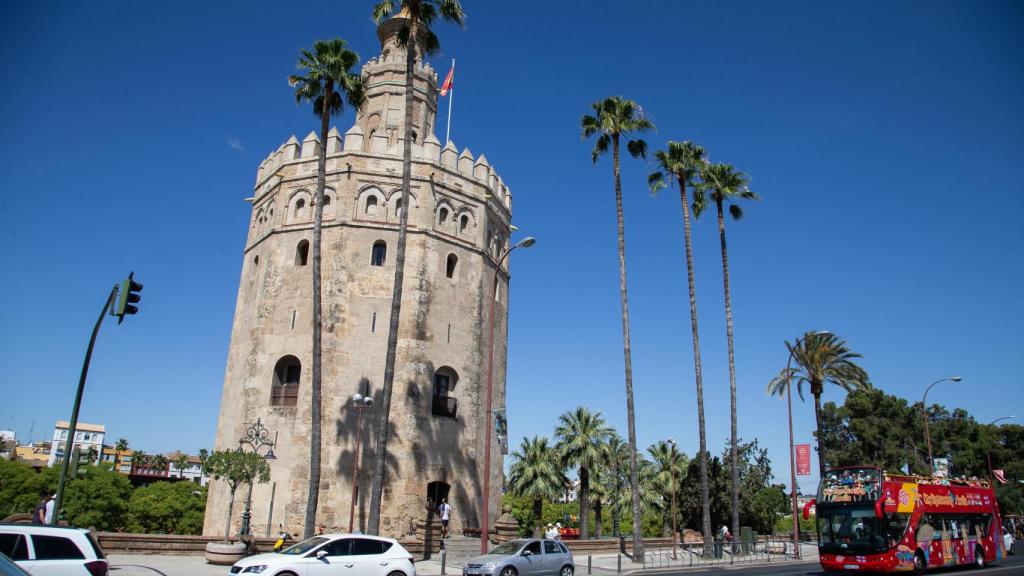 Un vehículo de la flota pasando ante la Torre del Oro de Sevilla.