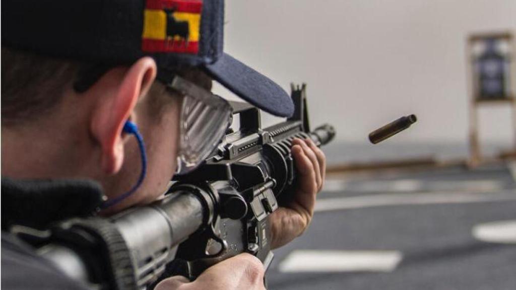 Militar estadounidense a bordo del destructor USS Carney.