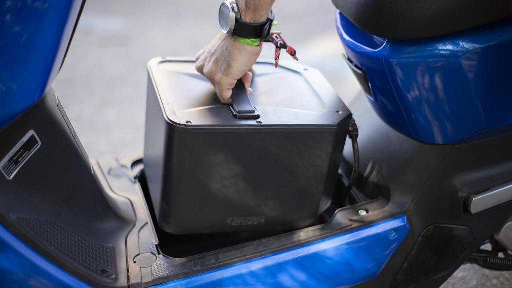 La batería se puede extraer, recargar desde casa e intercambiar por otras