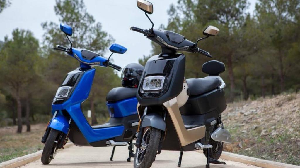 Disponible en azul, blanco y negro