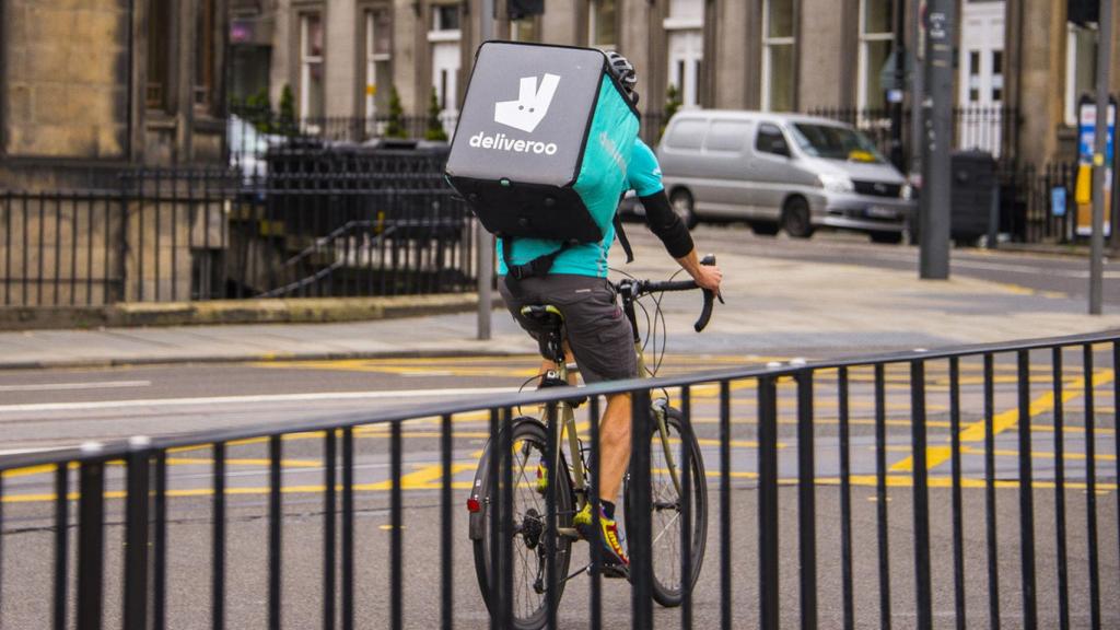 Trabajador de reparto a domicilio de Deliveroo.