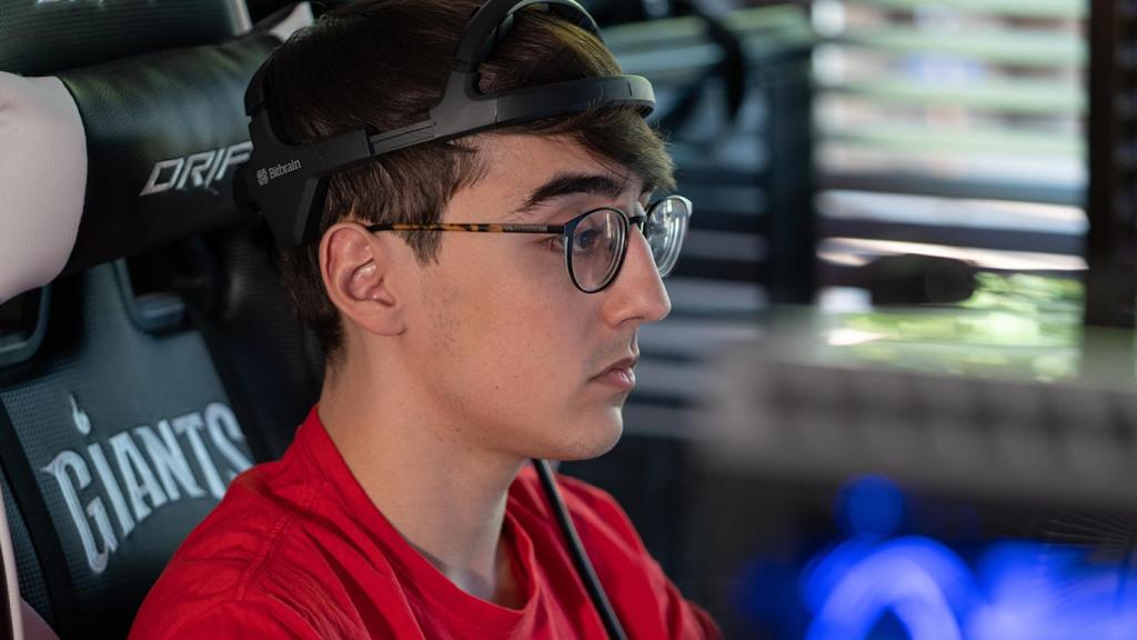 Uno de los 'gamers' de Vodafone Giants con la tecnología de Bitbrain.