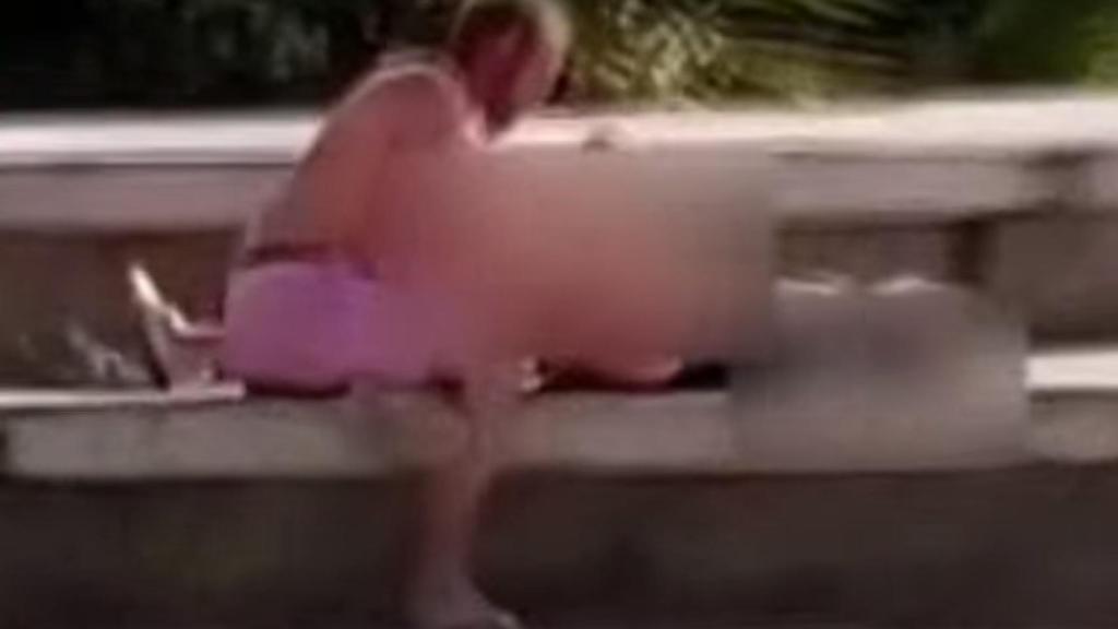 Captura del vídeo en el que la pareja de extranjeros realizan actos sexuales en Magaluf