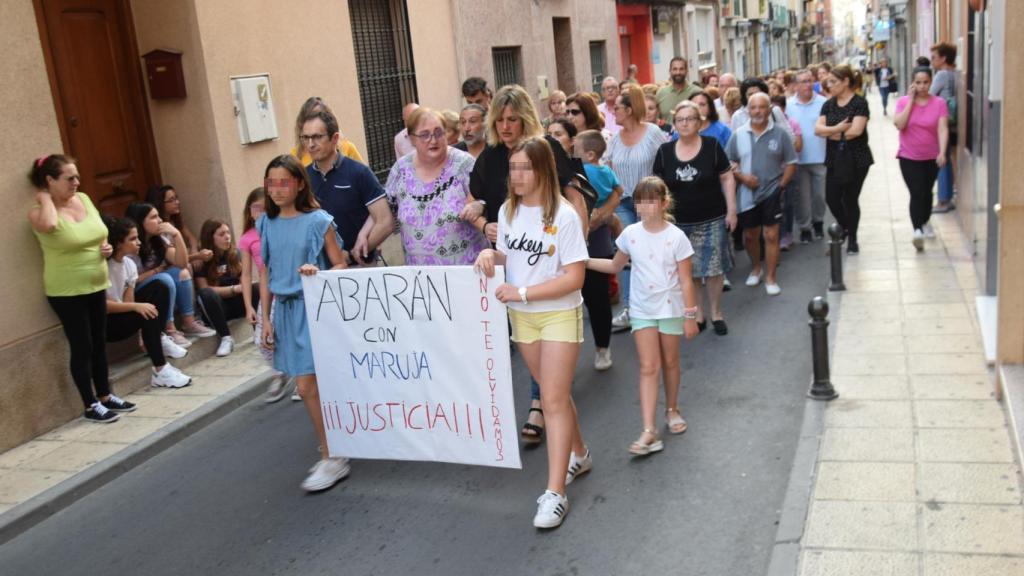 Marcha vecinal convocada por la familia política de la víctima, este viernes en Abarán.