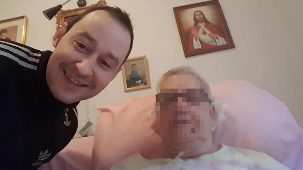 Joaquín Gómez, enviado a prisión por el homicidio de Maruja, posando con su abuela.