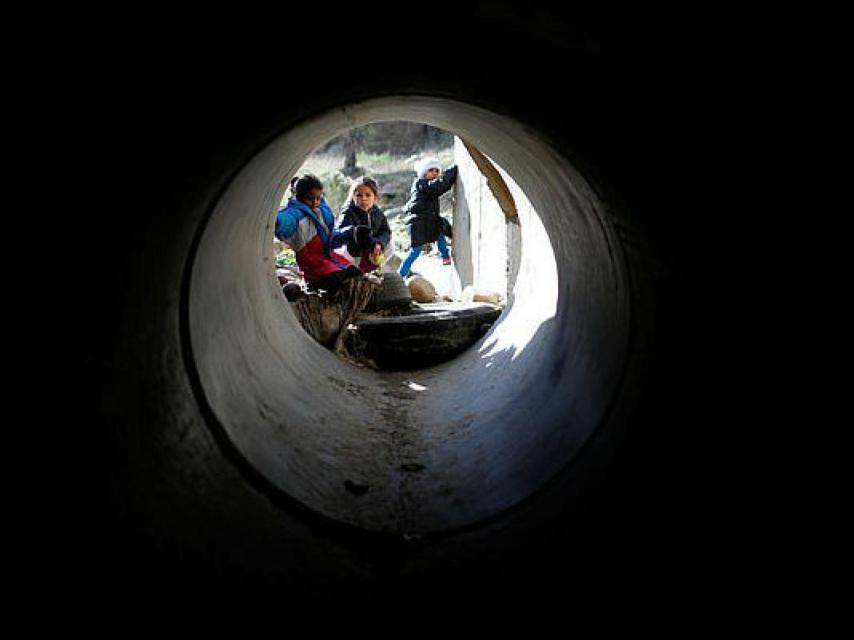 Migrantes a la entrada de una alcantarilla en México.