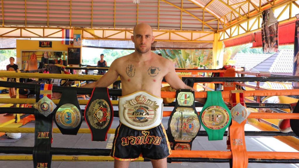 Carlos Coello, junto a sus títulos