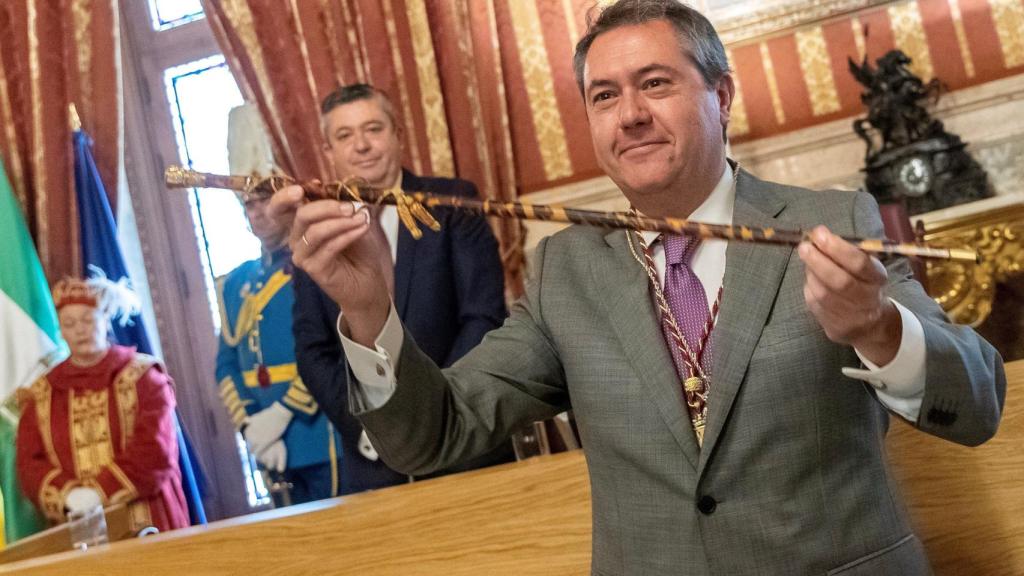 Juan Espada investido alcalde de Sevilla.