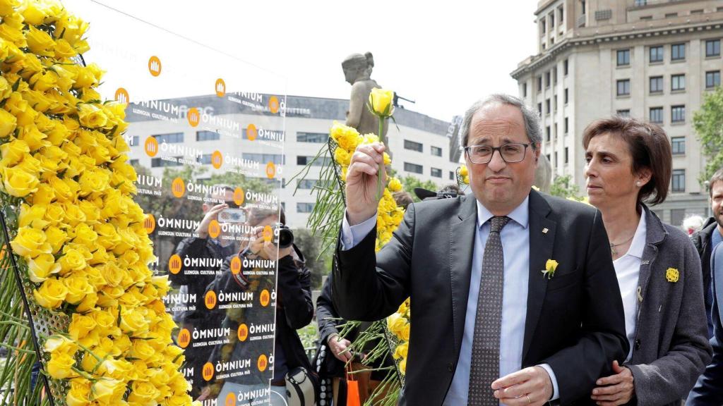 Torra en el día de Sant Jordi, con rosas amarillas.