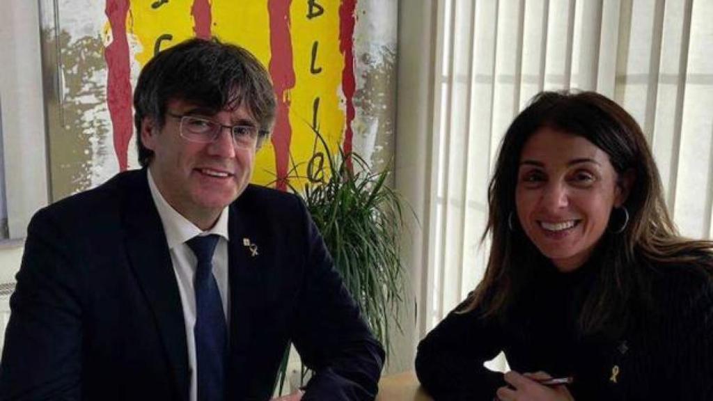 Meritxell Budó, junto a Carles Puigdemont.