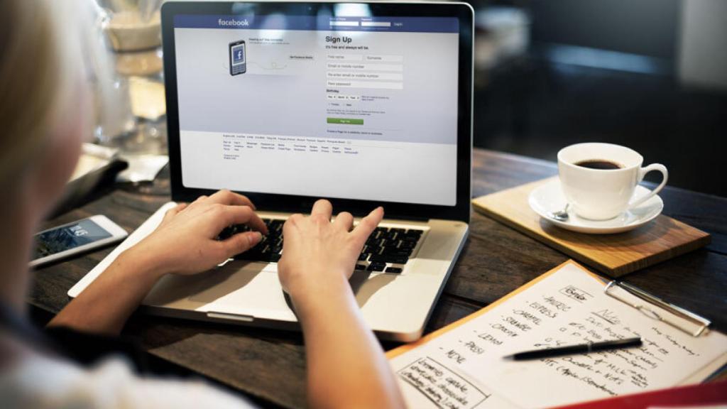 Una imagen de un trabajador accediendo a Facebook.