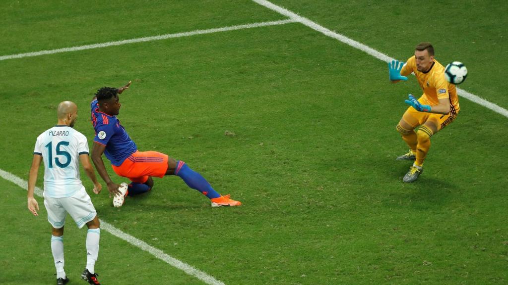 Duvan Zapata de Colombia anota frente a Franco Armani