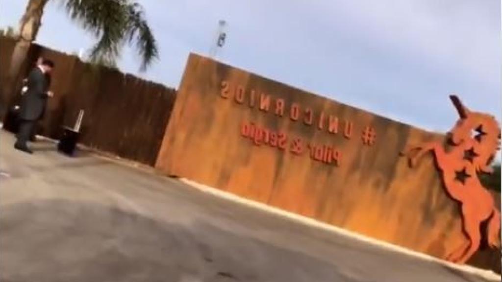 Entrada a la finca de La Alegría SR4, con un gran cartel que presenta la boda Unicornio.