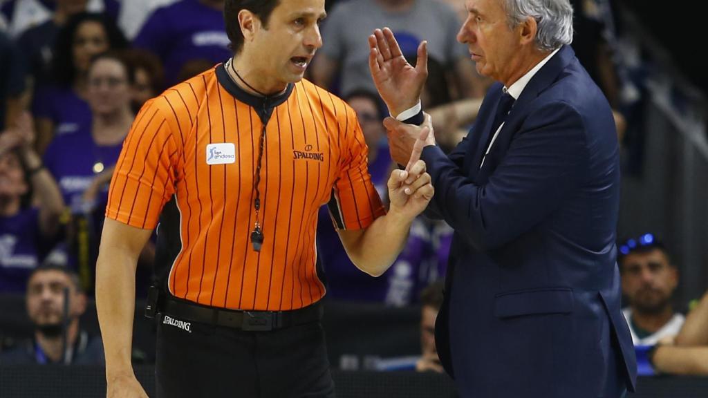 Carlos Peruga y Pesic dialogan en el primer partido de la final