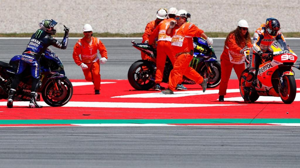 Maverick Viñales dedica a Jorge Lorenzo una 'peineta' tras tirarle en la curva 10 de Montmeló.