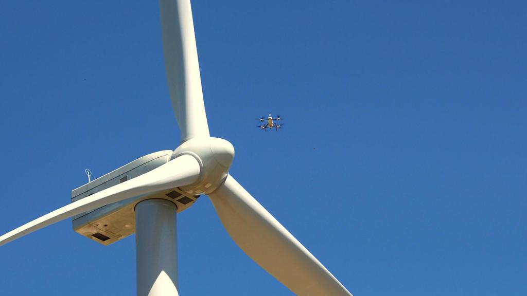 Uno de los drones de Alerion sobrevolando un aerogenerador.