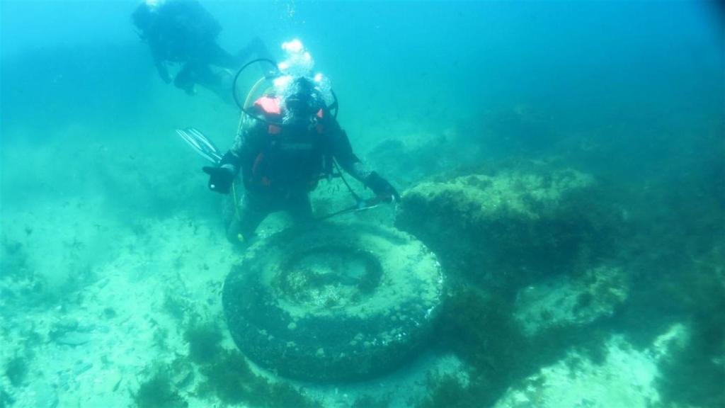 Buceadores retiran 2.000 kilos de residuos del puerto de Ferrol