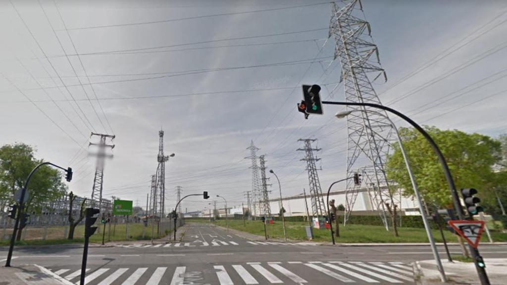 Algunas de las torres de alta tensión de la calle Artapadura de Vitoria donde han sucedido los hechos.