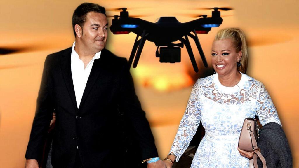 Belén Esteban y Miguel con un dron a sus espaldas en un montaje de JALEOS.