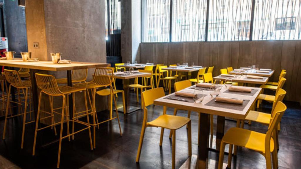 Mesas bajas con ventana al fondo, La Tajada