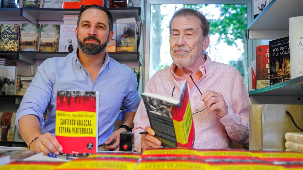 Santiago Abascal firma ejemplares del libro 'Santiago Abascal, España vertebrada'