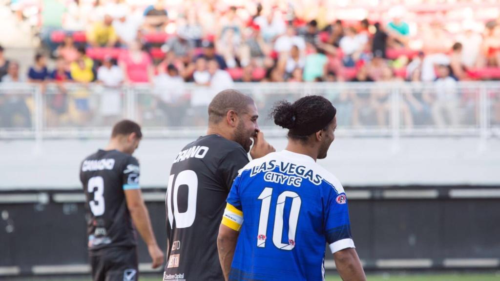 Adriano y Ronaldinho. Foto: Twitter (@A10imperador)