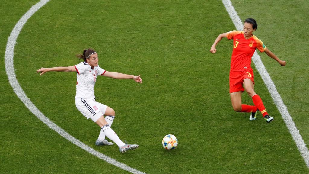Patri Guijarro dispara a portería pero la china Yuping Lin bloquea el balón