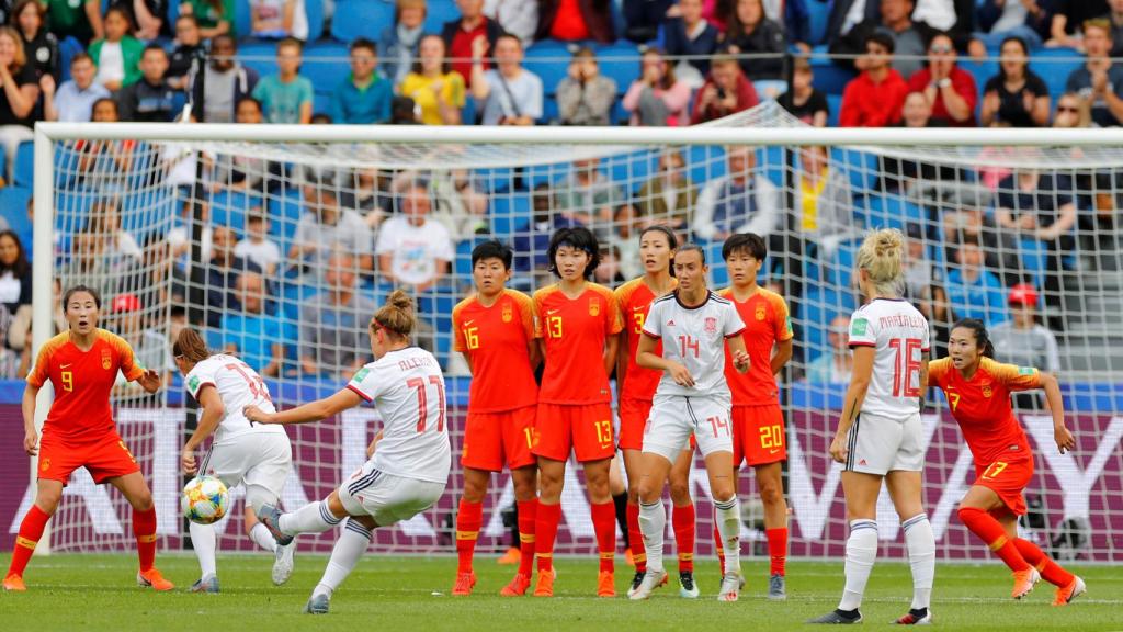 Alexia Putellas intenta superar la barrera china