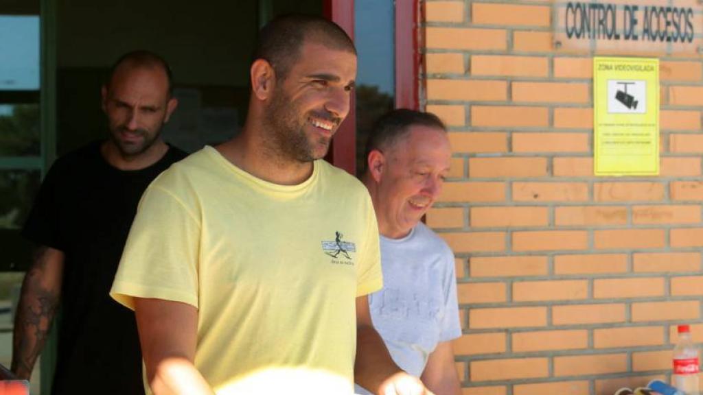 Carlos Aranda a la salida de la prisión de Zuera (Zaragoza).