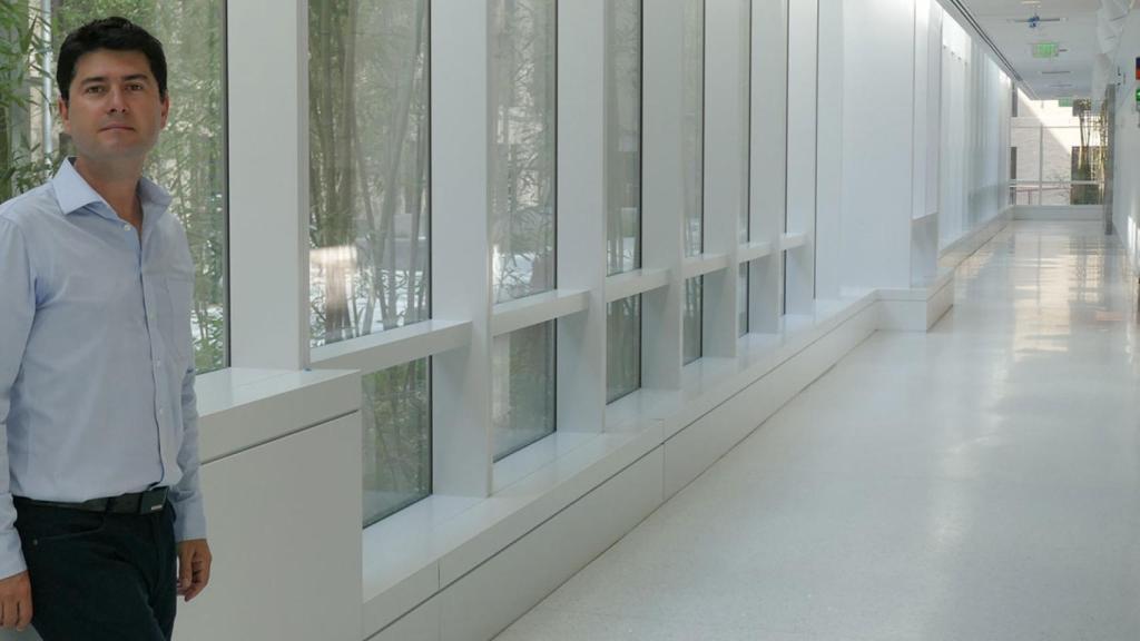 El químico español Javier García, en uno de los pasillos del MIT.